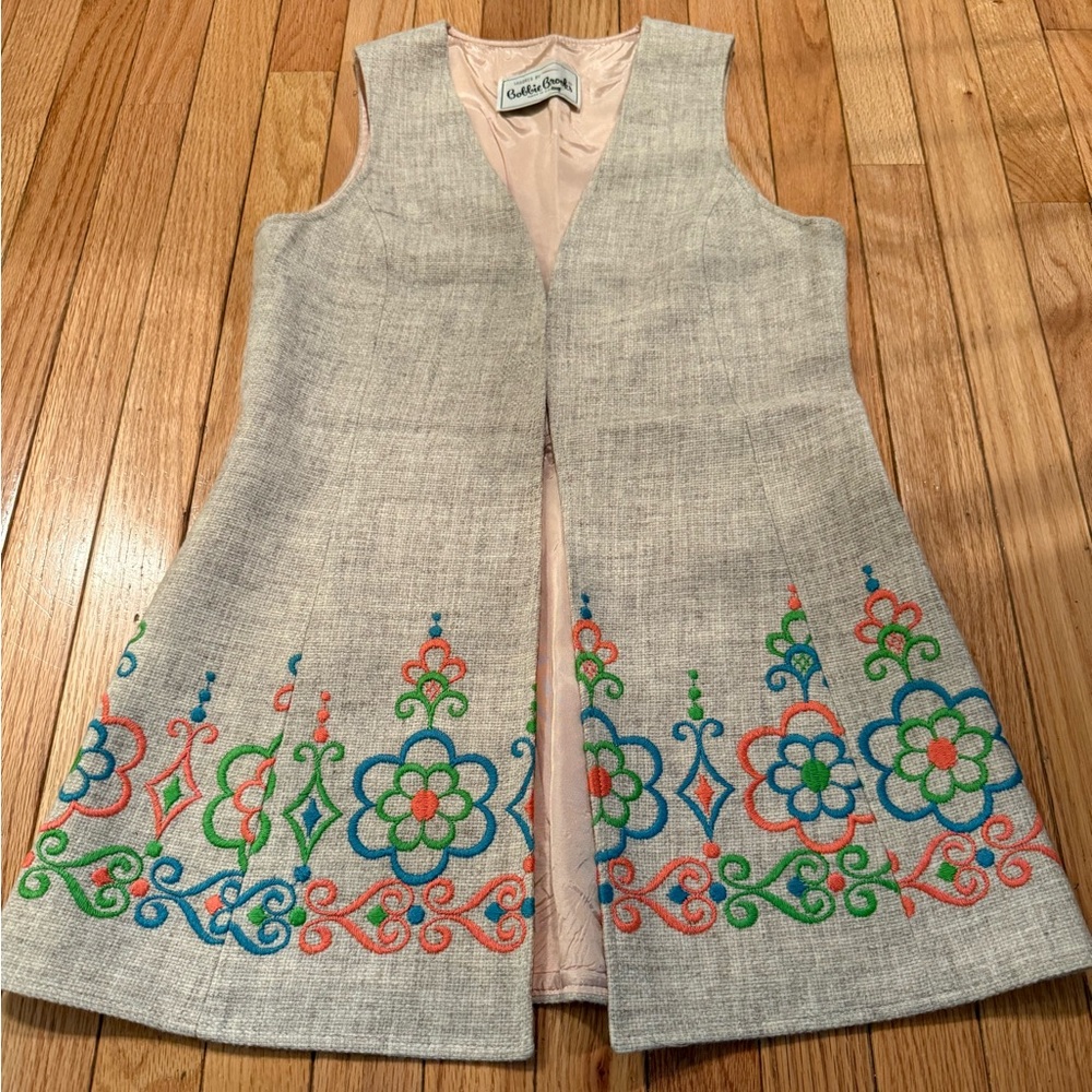 VTG Colorful Embroidered Sleeveless Linen Blend Vest hook and eye closure